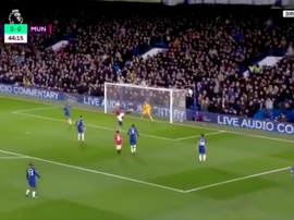 Martial reprend un centre de Wan-Bissaka pour donner l'avantage à United. Capture/RMCSport