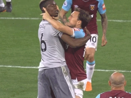 Pogba y Noble se enzarzaron, pero todo acabó en un sentido abrazo. Captura