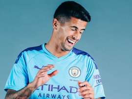 Cancelo a son futur entre se smains. Twitter/ManCityES