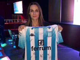 Florencia Romero posando com a camisa do Racing. RacingClub