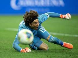 Goleiro mexicano, Guillermo Ochoa, é um dos principais nomes da competição. Twitter/miseleccionmx
