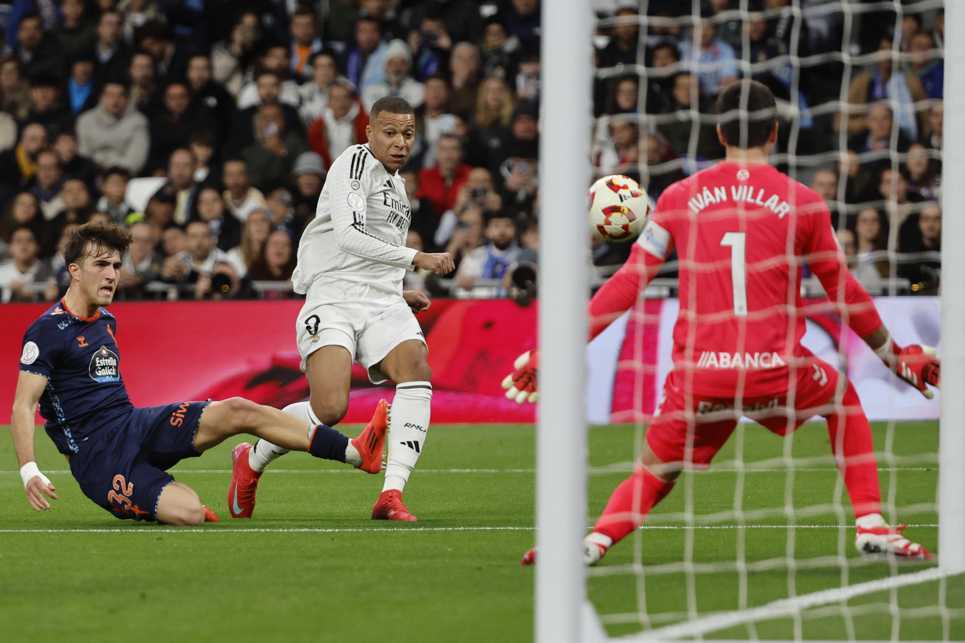 Mbappé desbloqueia o jogo, com polêmica, antes do intervalo