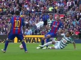 Photo du tacle d'Escalante sur Busquets au Camp Nou. Twitter/elchiringuitotv