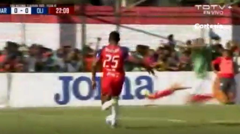 La salvaje patada voladora que casi retira a un jugador en Honduras