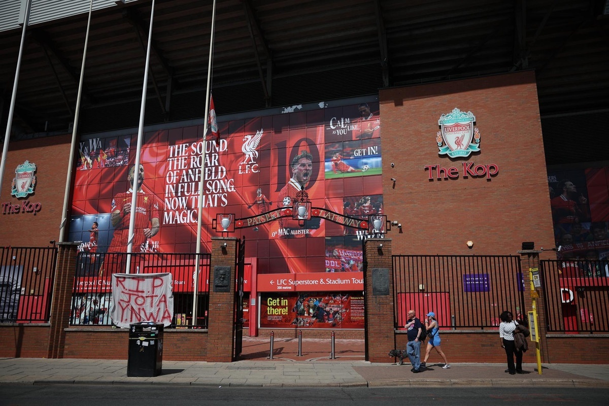 Parte de la plantilla del Liverpool vuelve al trabajo aún conmocionada