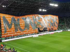 Torcida do Ferencvaros comemorou a conquista na vitória contra o Ujpest Dosza. Twitter/Ferencvarosi