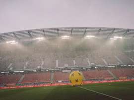 Los jugadores saltaron al campo a calentar antes del retraso del choque. DFBTeam