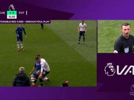 El VAR entendió que la falta no era merecedora de expulsión. Captura/DAZN