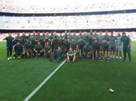 Los tres supervivientes fueron recibidos con honores por el Camp Nou. Twitter/Chapecoense