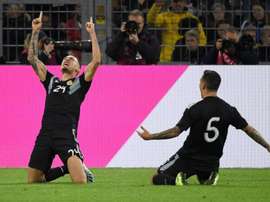 Lucas Ocampos comemorando seu gol diante da Alemanha em jogo amistoso no dia 09-10. AFP