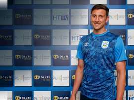 Tommy Elphick quitte Aston Villa pour s'engager en faveur de Huddersfield Town. HuddersfieldTown
