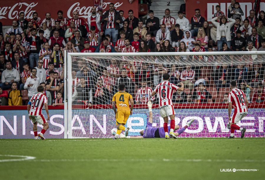 De 3-0 a 3-4 en el 99': Morcillo reina en la locura de El Molinón