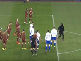 O torcedor entrou no gramado para bater no árbitro. Youtube
