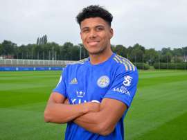 O já ex-jogador do Luton Town atuará na nova equipe por cinco temporadas. LCFC