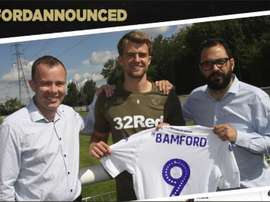 Arrivée de Bamford à Leeds. Twitter/LUFC