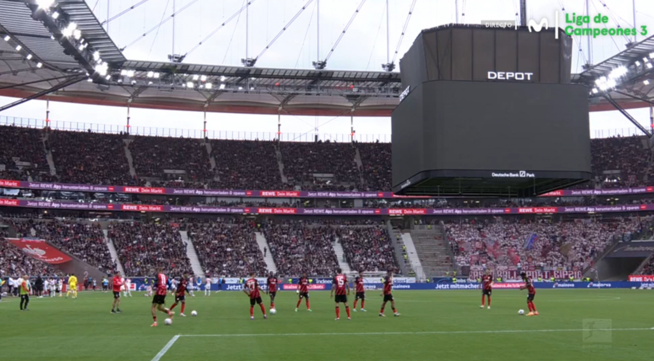 El Eintracht-Leipzig se paró: bengalas, alarmas y un videomarcador aéreo que bajó hasta el césped