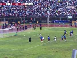 The Sierra Leone player who missed this penalty was attacked in his own home. Captura/FIFA
