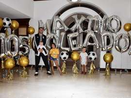 El recibimiento de la familia a Gignac por sus 105 goles. Twitter/10APG