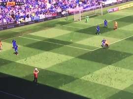 Imagen del saque de banda fallido en el partido entre Cardiff y Reading. Twitter/MirrorFootball