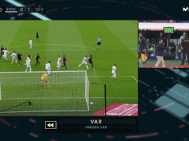 O polêmico gol do Sevilla anulado pelo VAR. Captura/Movistar+