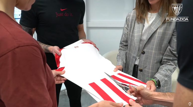 El Athletic ha convertido 1.600 camisetas en batas para niños hospitalizados. Captura/AthleticClub