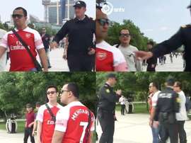 Azeri police stop Arsenal fans with Mkhitaryan shirts on. Capturas/SNTV