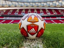 Adidas ha diseñado este innovador esférico para la final del Metropolitano. Twitter/LigadeCampeones