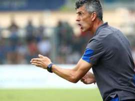 Imanol félicite ses joueurs après leur victoire. RealSociedad