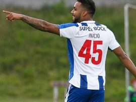 Lateral brasileiro esteve apenas um ano na equipa B dos 'dragões'. Twitter