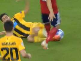 Huszti llegó pasado de revoluciones y le dejó la plancha al rival. Captura/M4Sport