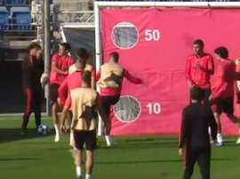 Sergio Ramos a Sergio Reguilón durante un entrenamiento. Captura