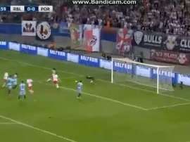 Instante en el que José Sa falla y Orban adelanta al RB Leipzig. Twitter