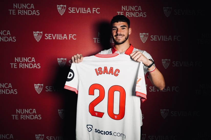 El Sevilla asciende a Isaac Romero a la primera plantilla