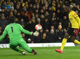 Ismaila Sarr supera Alisson em um dos três gols do Watford. Twitter/WatfordFC