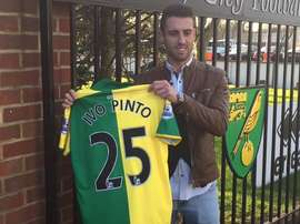 Ivo Pinto, durante su presentación con el Norwich. Twitter