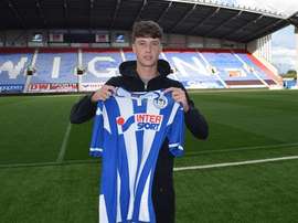 Jack Hendry posa con la camiseta del Wigan Athletic. Wigan