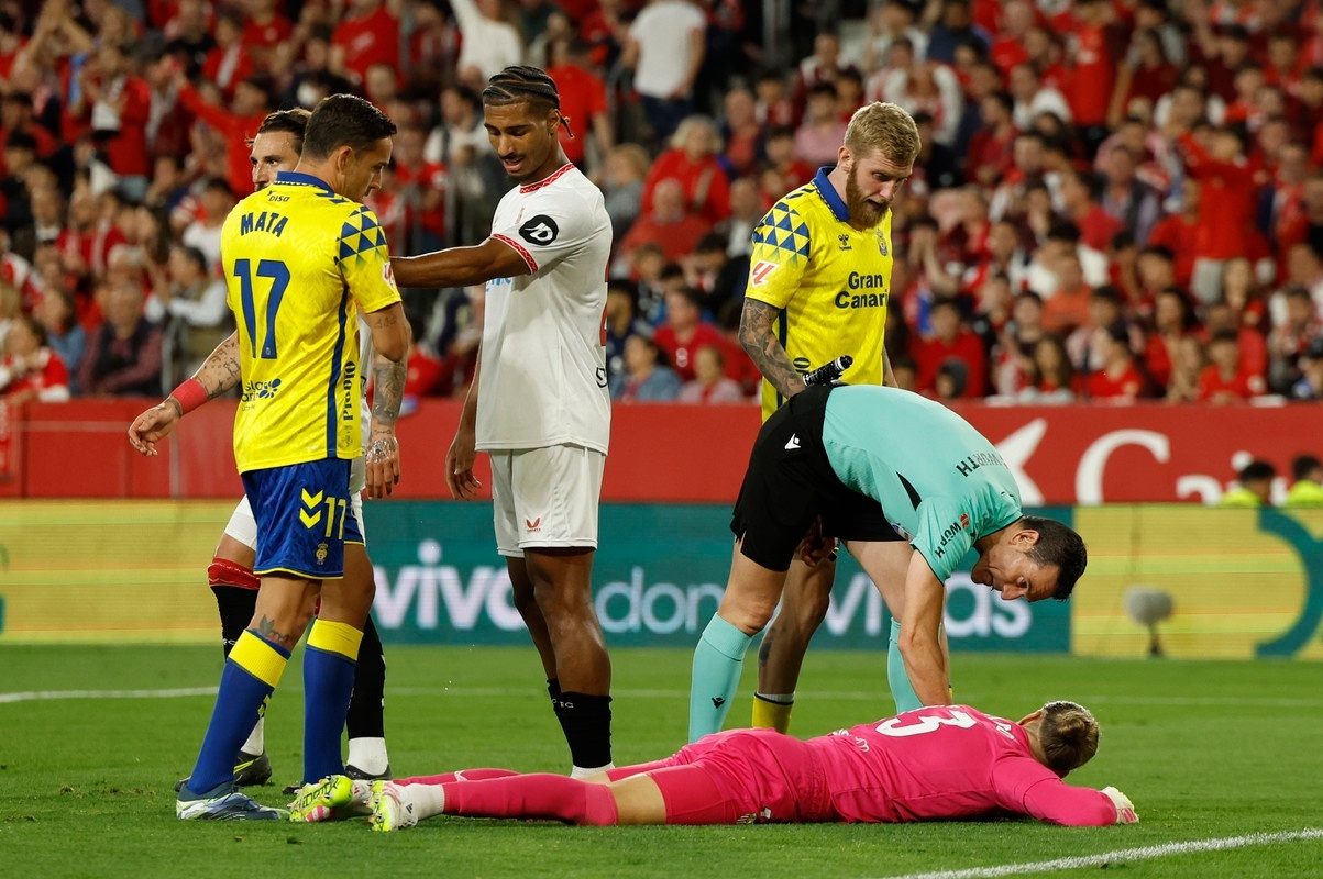 Las Palmas podría denunciar al Sevilla por alineación indebida de Badé