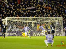 Jaime Mata transforma ante Jorge Palatsí el penalti del 3-2. LaLiga