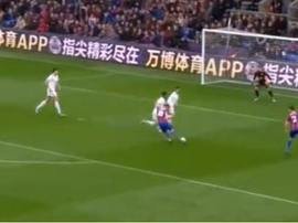 McArthur finished off a pass from Zaha for Palace's second. Captura