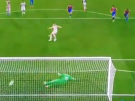 James Milner scored a penalty for Liverpool against Crystal Palace. Captura