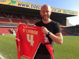 James O'Connor posa con su camiseta tras renovar con el Walsall por una temporada más. Saddlers