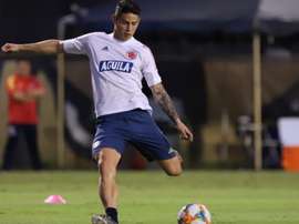 James está feliz com a Seleção da Colômbia. Twitter/FCFSeleccionCol