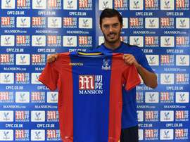 James Tomkins, posando con la camiseta del Crystal Palace. CPFC