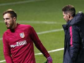 Simeone thinks it is normal for there to be interest in Jan Oblak (L). EFE