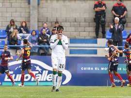 Javi Espinosa se lamenta, mientras los jugadores del Llagostera celebran uno de los tantos marcados al Elche. UELlagostera