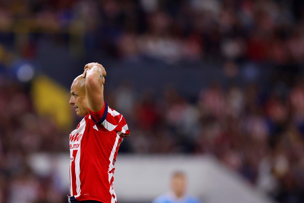 Chicharito, sancionado por decir que las mujeres deben nutrir y limpiar el hogar