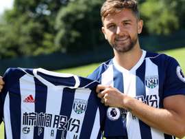 Jay Rodriguez posa con la camiseta del WBA. WBA