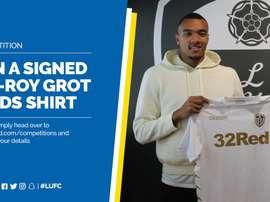 El delantero ya luce los colores de su nuevo equipo. LeedsUnited