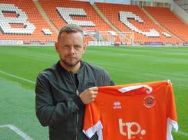El británico defenderá la camiseta del Blackpool. BlackpoolFC