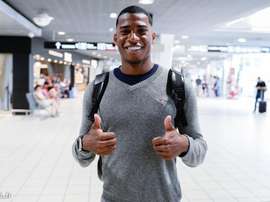 Jean Lucas, lors de son arrivée à l'aéroport comme nouveau joueur de l'OL. EFE